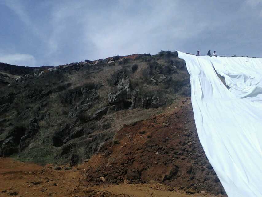 复合土工膜符合什么防渗性能可满足赤泥堆场要求?