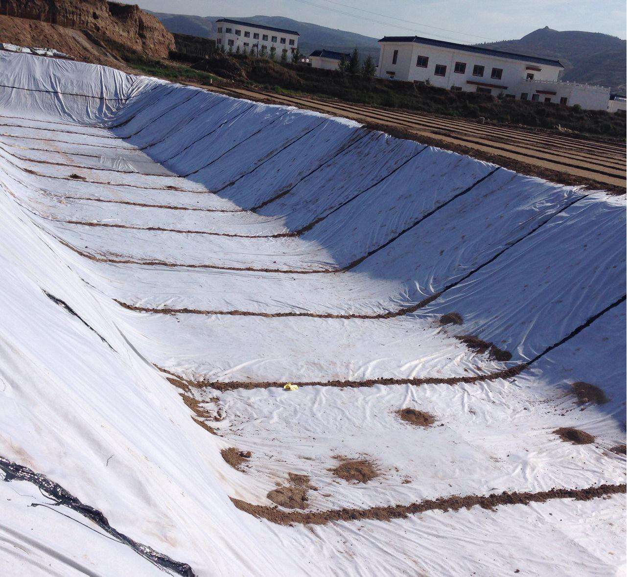 如何利用复合土工膜进行防渗和防护?