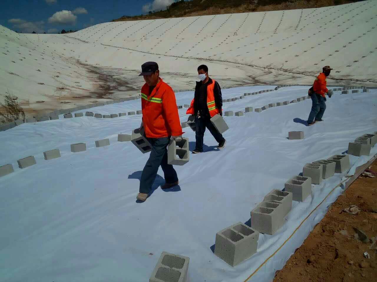 防渗渣场土工膜产生的孔洞数量约为多少为合格?