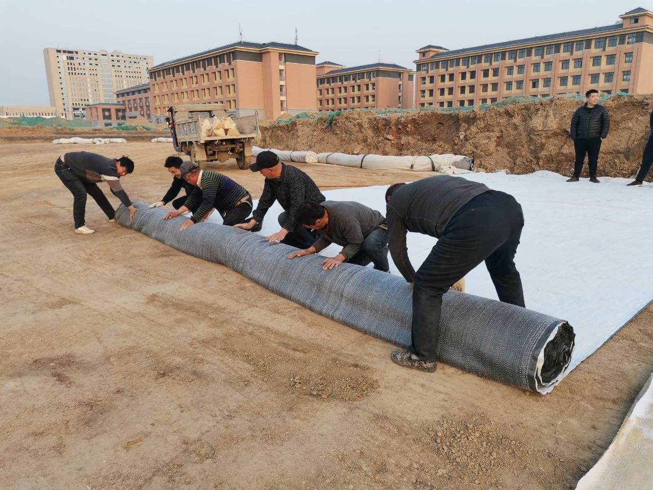 HDPE膜防渗性能与膨润土防水毯的性能比较(图1) HDPE膜防渗性能与膨润土防水毯的性能比较(图1)