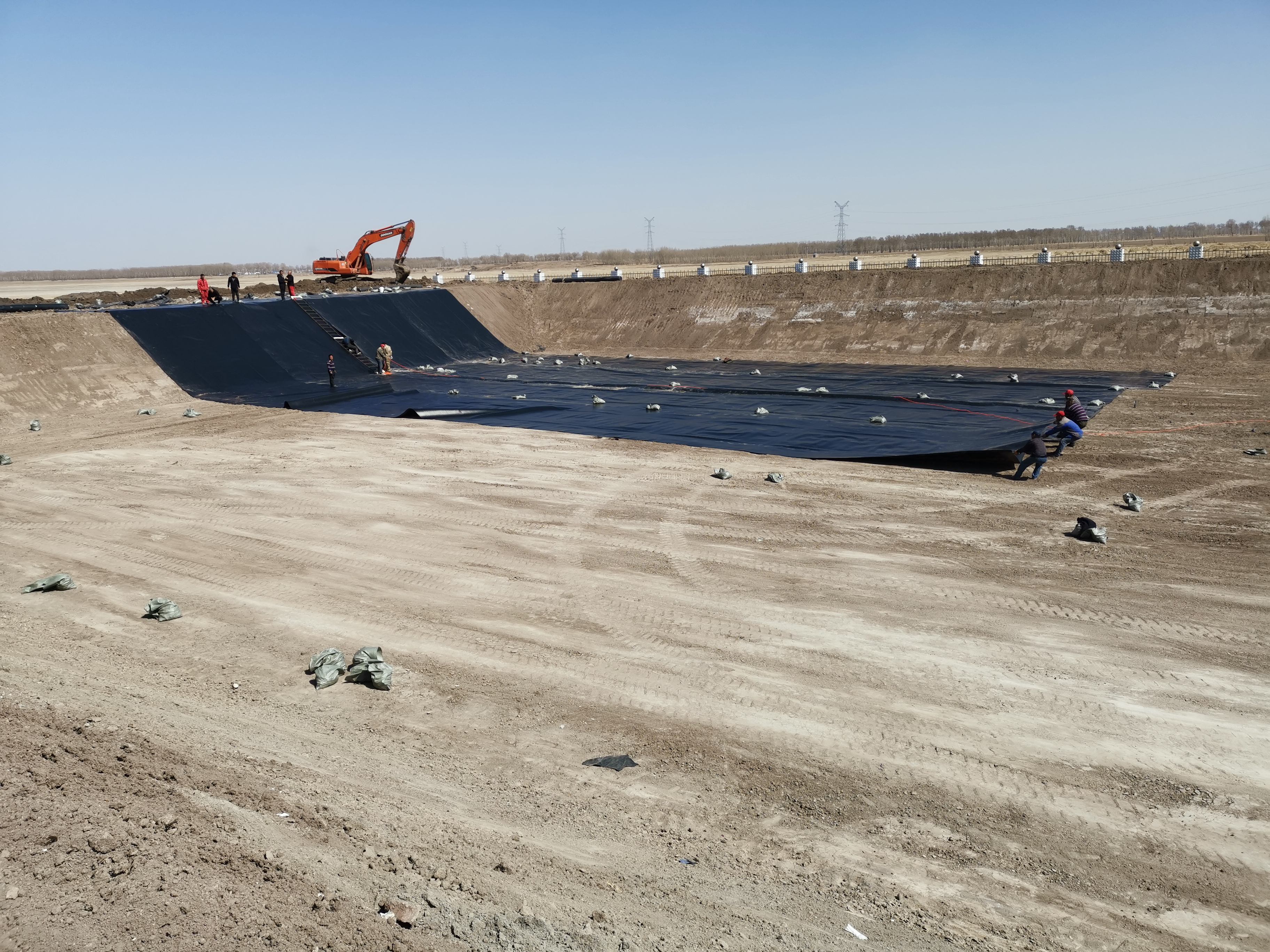 铺设HDPE防渗膜时应充分考虑温度控制(图1) 铺设HDPE防渗膜时应充分考虑温度控制(图1)