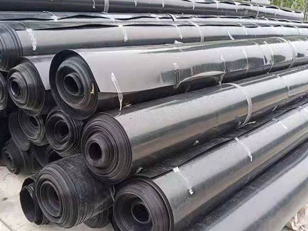 防渗土工合成材料主要包括复合土工膜和天然钠基膨润土防水毯（GCL）。