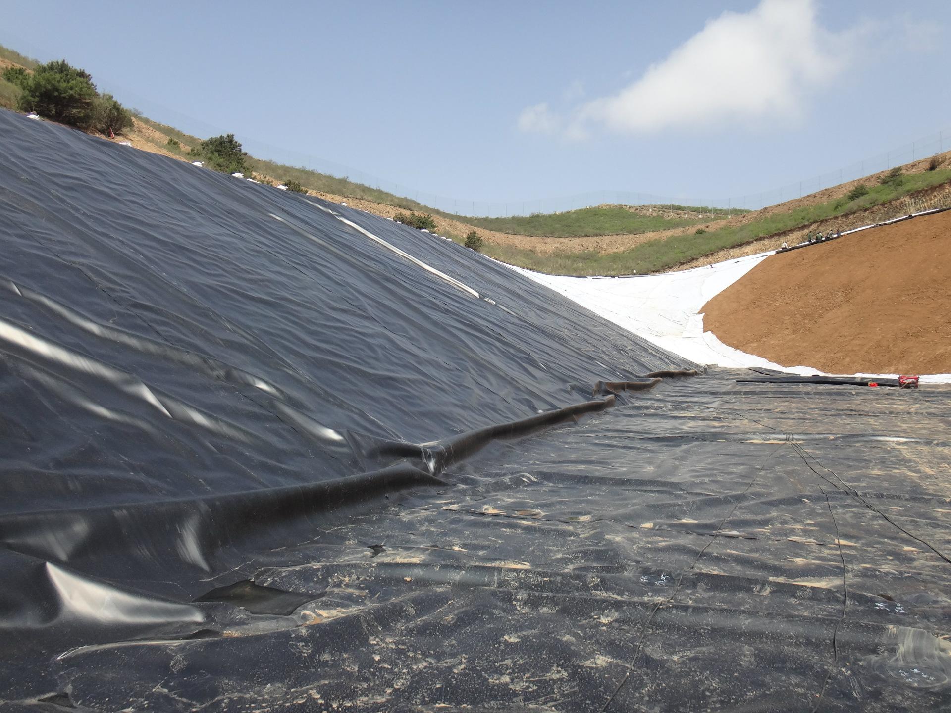 土工膜防渗斜墙在水库大坝防渗加固中的具体应用