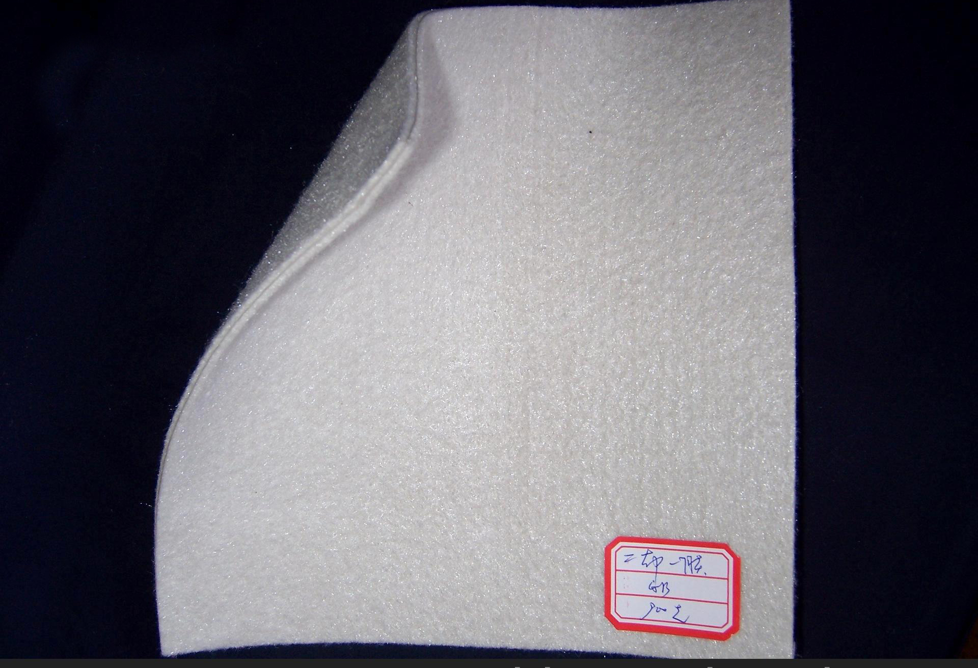 bat365正版唯一官网 复合土工膜材料还应具有一定的强度、耐酸碱屈曲性和耐老化性